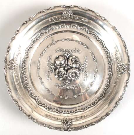 Schale, rund, 800er Silber, Handarbeit, auf 4 Füßchen, mit halbplastischem Floral- und Ornamentalrelief, 478 g, H. 7 cm, Dm. 29 cm - photo 1