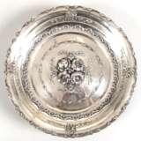 Schale, rund, 800er Silber, Handarbeit, auf 4 Füßchen, mit halbplastischem Floral- und Ornamentalrelief, 478 g, H. 7 cm, Dm. 29 cm - photo 1