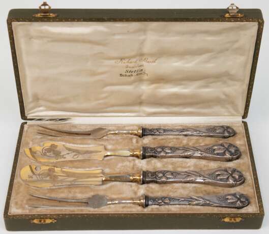 Jugendstil-Vorlegeset, 4-teilig, 800er Silber, Klingen vergoldet, dabei 2 Aufschnittgabeln und Butter- und Käsemesser, floral reliefiert, L. 19,5 cm und 20 cm, im Etui - фото 1