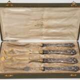 Jugendstil-Vorlegeset, 4-teilig, 800er Silber, Klingen vergoldet, dabei 2 Aufschnittgabeln und Butter- und Käsemesser, floral reliefiert, L. 19,5 cm und 20 cm, im Etui - фото 1