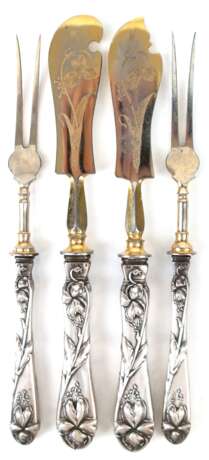 Jugendstil-Vorlegeset, 4-teilig, 800er Silber, Klingen vergoldet, dabei 2 Aufschnittgabeln und Butter- und Käsemesser, floral reliefiert, L. 19,5 cm und 20 cm, im Etui - фото 2