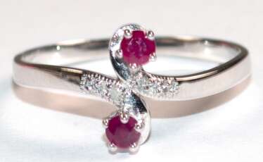 Ring im Stil um 1900, 925er Silber, rhodiniert, 2 Rubine von zus. ca. 0,18 ct. und kleine Brillanten, RG 54, Innendurchmesser 17,2 mm