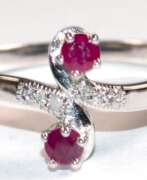 Ювелирные изделия. Ring im Stil um 1900, 925er Silber, rhodiniert, 2 Rubine von zus. ca. 0,18 ct. und kleine Brillanten, RG 54, Innendurchmesser 17,2 mm