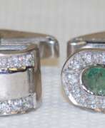 Ювелирные изделия. Manschettenknöpfe im Art-Deco-Stil, 925er Silber, rhodiniert, besetzt mit echten Smaragden und Zirkonia