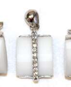 Ювелирные изделия. Schmuckset bestehend aus Anhänger und Ohrclips, 925er Silber, rhodiniert, weißer, facettierter Achat, Zirkonia im Brillantschliff, Maße der Achate ca. 1,5 x 1,3 cm,