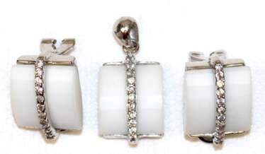 Schmuckset bestehend aus Anhänger und Ohrclips, 925er Silber, rhodiniert, weißer, facettierter Achat, Zirkonia im Brillantschliff, Maße der Achate ca. 1,5 x 1,3 cm,
