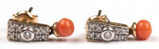 Ohrstecker, 585er GG/WG, besetzt mit zus. 18 Brillanten im Altschliff und 2 kleinen Korallen-Kugeln, Ges.-Gew. 1,63 g, L. 1,3 cm - photo 1