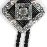 Bolo Tie (Cowboykrawatte, die aus einer Kordel besteht, die von einer dekorativen Spange zusammengehalten wird) 585er WG, Netto-Gew. ca. 23 g, Spange 4,9x4,9 cm, Hülsen-L. 2,2 cm - photo 1