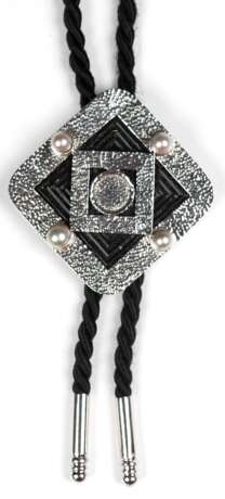 Bolo Tie (Cowboykrawatte, die aus einer Kordel besteht, die von einer dekorativen Spange zusammengehalten wird) 585er WG, Netto-Gew. ca. 23 g, Spange 4,9x4,9 cm, Hülsen-L. 2,2 cm - photo 1