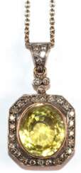 Anhänger, 750er WG/GG, Citrin ca. 8,8 ct., Brillanten in achteckiger Rahmung des Citrins und in der Öse haben ca. 0,62 ct., Länge des Anhängers ca. 3,2 cm mit Öse, Breite 1,7 cm, 750er WG-Kette mit Kastenverschluss und …