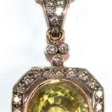 Anhänger, 750er WG/GG, Citrin ca. 8,8 ct., Brillanten in achteckiger Rahmung des Citrins und in der Öse haben ca. 0,62 ct., Länge des Anhängers ca. 3,2 cm mit Öse, Breite 1,7 cm, 750er WG-Kette mit Kastenverschluss und … - photo 1