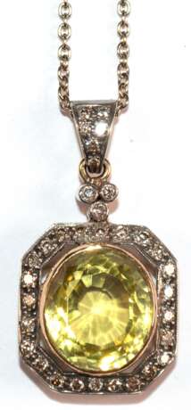 Anhänger, 750er WG/GG, Citrin ca. 8,8 ct., Brillanten in achteckiger Rahmung des Citrins und in der Öse haben ca. 0,62 ct., Länge des Anhängers ca. 3,2 cm mit Öse, Breite 1,7 cm, 750er WG-Kette mit Kastenverschluss und … - photo 1
