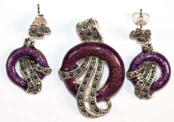 Set aus Ohrringen und Anhänger, 925er Silber, lila emailliert und Markasiten, 20,4 g, Ohrringe-L. ca. 3,3 cm und Anhänger-L. ca. 3,9 cm