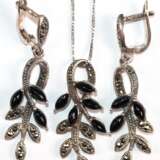 Set bestehend aus Ohrringen und Anhänger mit Kette, 925er Silber, Onyx und Markasiten, Länge der Ohrringe mit Brisur ca. 4,0 cm, Anhänger mit Öse ca. 3,3 cm, Kettenlänge ca. 45 cm - фото 1