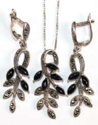 Set bestehend aus Ohrringen und Anhänger mit Kette, 925er Silber, Onyx und Markasiten, Länge der Ohrringe mit Brisur ca. 4,0 cm, Anhänger mit Öse ca. 3,3 cm, Kettenlänge ca. 45 cm