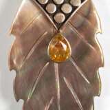 Anhänger "Blatt“, 925er Silber, vergoldet, Perlmutt mit tropfenförmigem Citrin, Maße mit Öse ca. 7,5 x 2,9 cm - photo 1