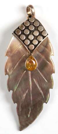 Anhänger "Blatt“, 925er Silber, vergoldet, Perlmutt mit tropfenförmigem Citrin, Maße mit Öse ca. 7,5 x 2,9 cm - photo 1