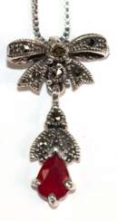 Kette mit Anhänger in Schleifenform, mit rubinfarbenem Achat und Markasiten, Kettenlänge ca. 45 cm