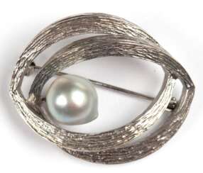 Brosche, 585er WG, besetzt mit Tahiti-Perle, Ges.-Gew. ca. 9,1 g, 2,9x3,5 cm