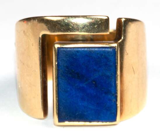 Lapislazuli-Ring, 585er GG, sich stark verbreiternde, offene Ringschiene mit rechteckigem Lapislazuli in Zargenfassung, Ges.-Gew. 16,68 g, RG 61 - photo 1