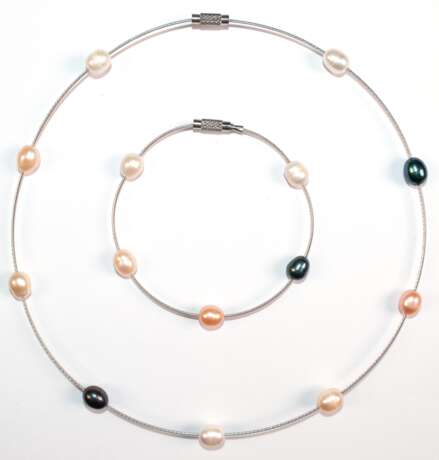 Set aus Hals-und Armreif, Stahl und echte Perlen, multicolor - photo 1