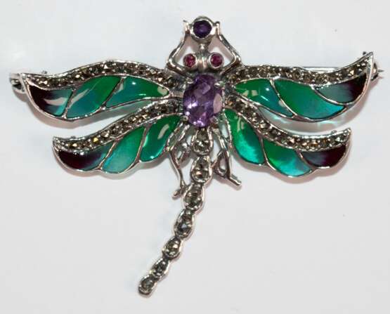 Brosche/ Anhänger "Libelle“, 925er Silber, grüne und lila Fenster-Emaille, Amethyst, Kopf und Augen mit Rubinen besetzt, Markasiten, Maße ca. 5,5 x 4,5 cm - Foto 1