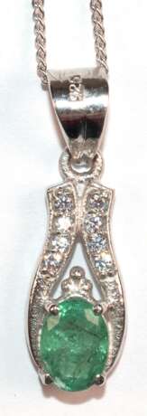 Kette und Anhänger, mit Smaragd ca. 0,80 ct.,und Zirkonia, 925er Silber, Anhänger mit Öse ca. 2,4 x 0,8 cm, Kettenlänge ca. 40 cm - photo 1