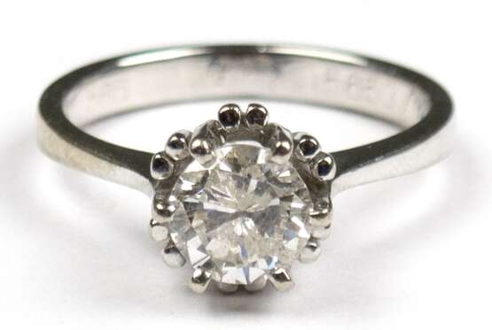 Solitaire-Ring, 585er WG, ausgefaßt mit 1 Brillanten von ca. 1,07 ct., P2-P3, Ges-Gew. 4,25 g, RG 53 (Wiederbeschaffungswert lt. Expertise 4.820,- €) - photo 1