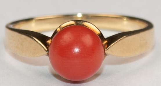 Korallen-Ring, 585er GG, besetzt mit 1 Koralle in Kugelform, Ges.-Gew. 3,4 g, RG 53 - Foto 1