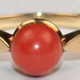 Korallen-Ring, 585er GG, besetzt mit 1 Koralle in Kugelform, Ges.-Gew. 3,4 g, RG 53 - Foto 1