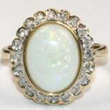 Opal-Brillant-Ring, 333er GG, ausgefaßt mit 1 ovalen Vollopal-Cabochon und 22 Brillanten im Altschliff von zus. ca. 0,18 ct., Ges-Gew. 4,07 g, RG 56 - Foto 1