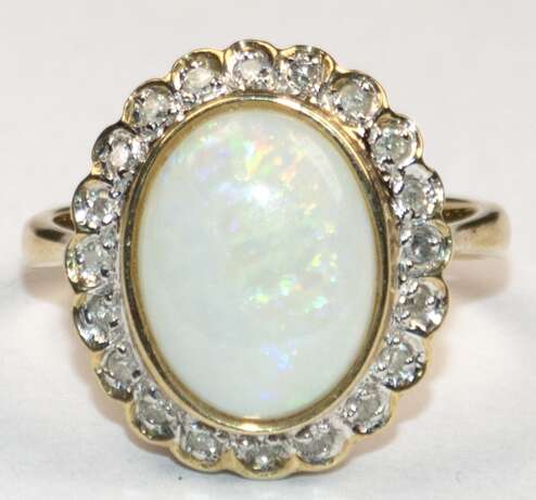 Opal-Brillant-Ring, 333er GG, ausgefaßt mit 1 ovalen Vollopal-Cabochon und 22 Brillanten im Altschliff von zus. ca. 0,18 ct., Ges-Gew. 4,07 g, RG 56 - Foto 1
