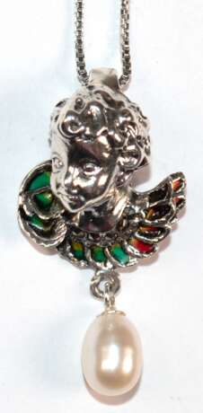 Kette und Anhänger "Kleiner Engel mit Flügeln“, 925er Silber, farbiges Fensteremail, Markasiten und Perle, Kettenlänge ca. 45,5 cm - photo 1 Kette und Anhänger "Kleiner Engel mit Flügeln“, 925er Silber, farbiges Fensteremail, Markasiten und Perle, Kettenlänge ca. 45,5 cm - photo 1