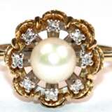 Ring, 585er GG, besetzt mit 1 Perle mit Dm. von 0,7 cm, die von 8 Brillanten von zus. ca. 0,08 ct. umrandet wird, Ges.-Gew. 4,39 g, RG 55,5 - photo 1