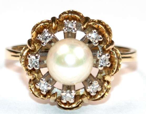 Ring, 585er GG, besetzt mit 1 Perle mit Dm. von 0,7 cm, die von 8 Brillanten von zus. ca. 0,08 ct. umrandet wird, Ges.-Gew. 4,39 g, RG 55,5 - photo 1