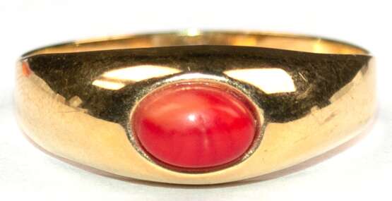 Korallen-Ring, 333er GG, besetzt mit 1 ovalen-Korallen-Cabochon, Ges.-Gew. 1,43 g, RG 56 - photo 1