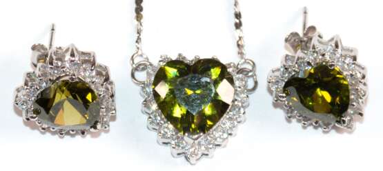Collier und Ohrstecker, 925er Silber, rhodiniert, mit Herzen aus peridotfarbenen und weißen Zirkonia, Collier-Länge ca. 50 cm - photo 1 Collier und Ohrstecker, 925er Silber, rhodiniert, mit Herzen aus peridotfarbenen und weißen Zirkonia, Collier-Länge ca. 50 cm - photo 1