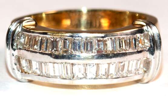 Massiver Ring, GG 750, ca. 11,3 g, Brillanten im Baguette-Schliff von ca. 1,6 ct., RG 55, Innendurchmesser 17,5 mm - photo 1