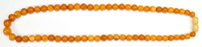 Bernstein-Kette, Butterscotch, Kugelglieder im Verlauf, Dm. 0,6 cm - 0,9 cm, Schraubverschluß ergänzt, Ges.-Gew. 14,4 g, L. 46 cm - photo 1