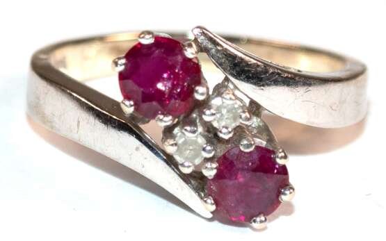 Ring "Toi & Moi“, 2 rund facettierte Rubine und 2 Diamanten, 585er WG, Innendurchmesser 16,2 mm, RG 51, ca. 3,2 g - photo 1