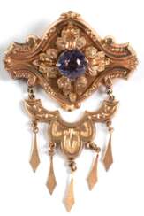 Brosche um ca. 1850-1880, Schaumgold, ca. 6,2 g, wohl Amethyst, bewegliche Abhängung, guter, altersbedingter Zustand