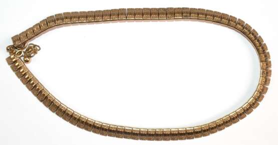 Collier um ca. 1930, Golddouble, mit Verlängerungskette, Breite ca. 1,0 cm, Länge von ca. 40-45 cm tragbar, mit Schleuderguss-Dekor - photo 1