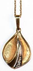 Kette mit Anhänger, in stilisierter Blattform, mit Brillant, 585er GG, ca. 3,0 g, Kettenlänge ca. 37,8 cm