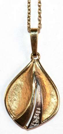 Kette mit Anhänger, in stilisierter Blattform, mit Brillant, 585er GG, ca. 3,0 g, Kettenlänge ca. 37,8 cm - photo 1