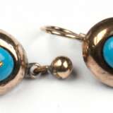 Ohrringe, Ende 19. Jh., GG/Silber, je ausgefaßt mit 1 ovalen Türkis-Cabochon und 1 kl. Flußperle, bewegl. anhängende Kugel, Ges.-Gew. 20,3 g, L. 2,5 cm - Foto 1
