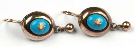 Ohrringe, Ende 19. Jh., GG/Silber, je ausgefaßt mit 1 ovalen Türkis-Cabochon und 1 kl. Flußperle, bewegl. anhängende Kugel, Ges.-Gew. 20,3 g, L. 2,5 cm - Foto 1