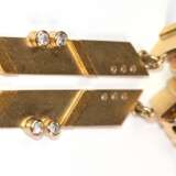 Ohrhänger, 585er GG, geometrische Form, rautenförmige Stecker mit bewegl. Anhänger, besetzt mit 4 Brillanten von zus. ca. 0,08 ct. Ges.-Gew. 7,91 g, L. 5,0 cm - photo 1