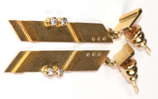 Ohrhänger, 585er GG, geometrische Form, rautenförmige Stecker mit bewegl. Anhänger, besetzt mit 4 Brillanten von zus. ca. 0,08 ct. Ges.-Gew. 7,91 g, L. 5,0 cm - photo 1