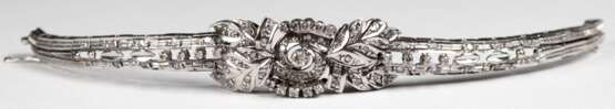 Armband, ägyptisch punziert 12, 500er GG weißvergoldet/rhodiniert, floral gestaltetes, durchbrochenes Mittelteil, Schauseite besetzt mit 19 kl. Brillanten von zus. ca. 0,5 ct. und kl. Diamantrosen, Steckschloß mit Siche… - фото 1
