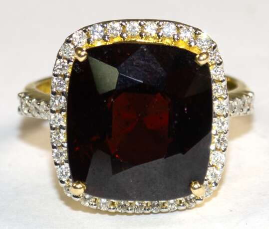 Ring, GG 750/ 18 kt., ca. 6,1 g, großer, roter Turmalin ca. 1,4 x 1,2 cm, Brillanten ca. 0,30 ct., RG 56, Innendurchmesser 17,8 mm - photo 1
